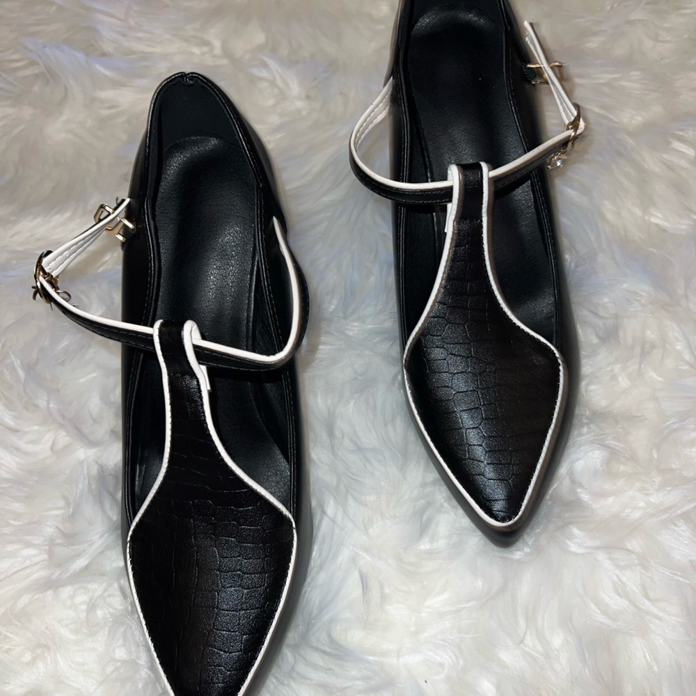 New Black Cushioned T-Strap W/ Chrystal Accents & Chrystal Heels Size/8.5 - Picture 3 of 5